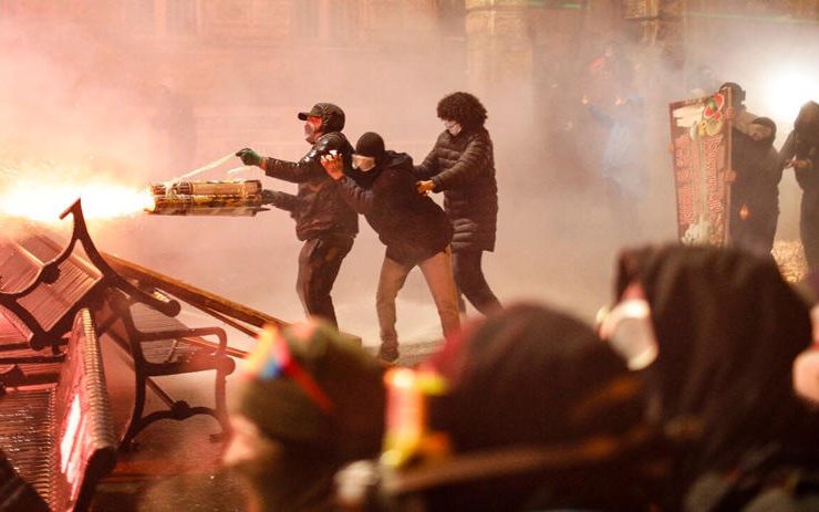 Manifestantes en Georgia usan armas caseras en enfrentamientos