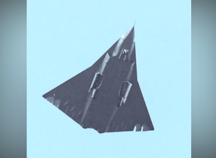 China activa su nuevo avión de combate en un vuelo de prueba.