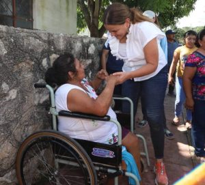 Apoyo que transforma vidas: Entrega de créditos "De mujer a mujer" como parte de los programas impulsados en los Cien días de acción por Mérida.