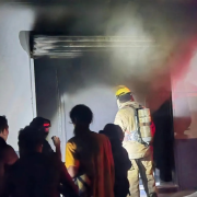 Incendio en barbería en Progreso arrasa con todo