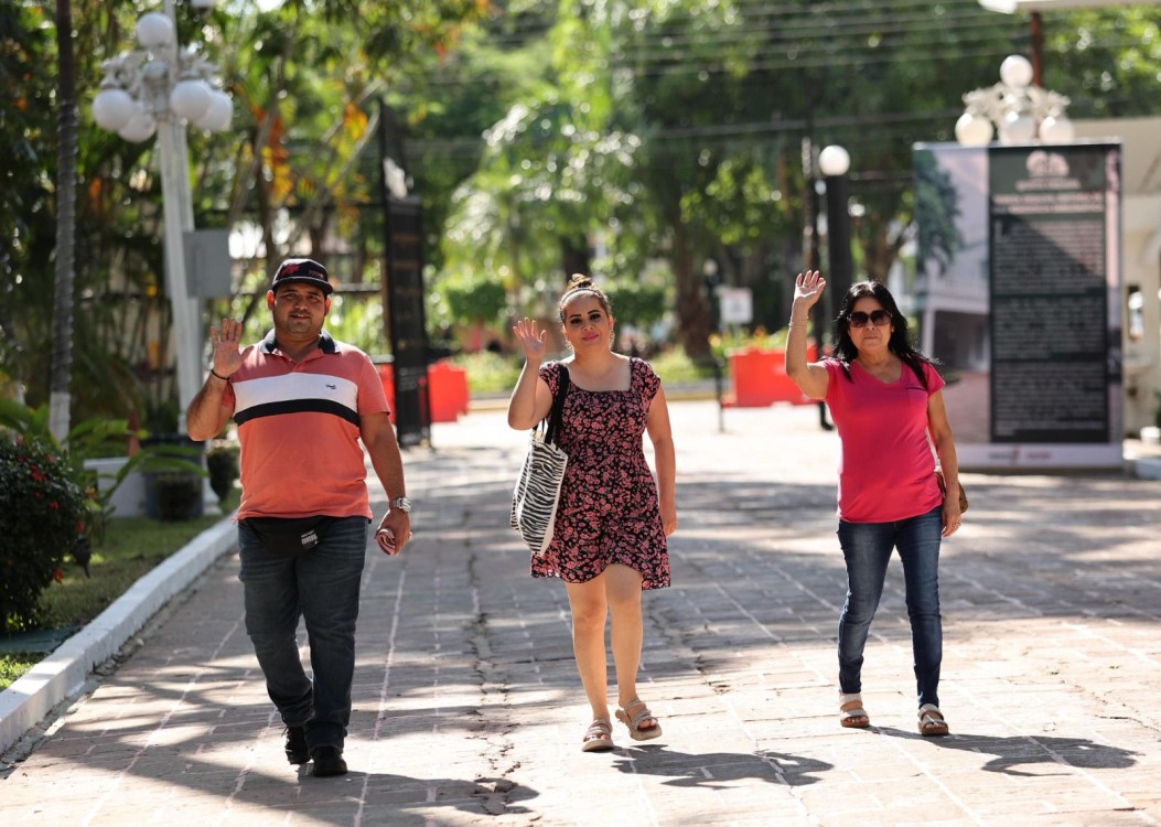 Familias Disfrutan Domingo Cultural en la Casa del Pueblo