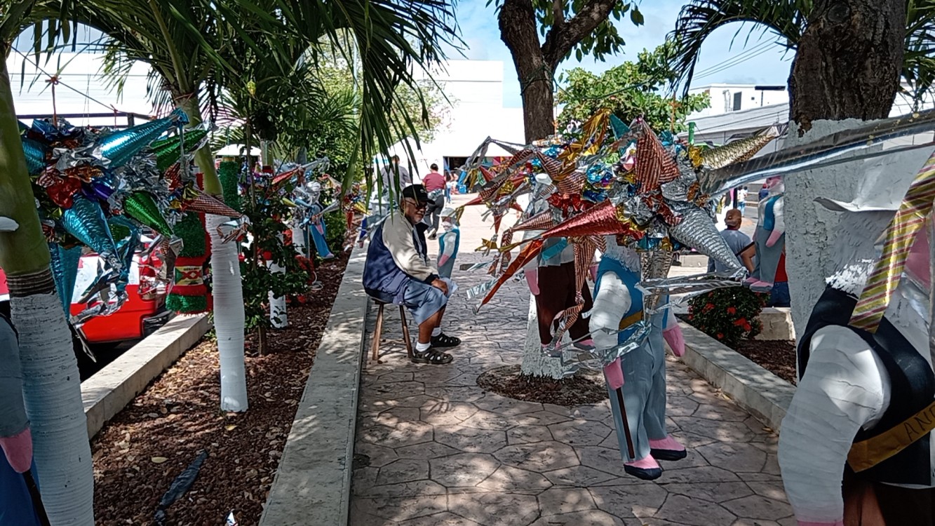 Significativa venta de piñatas navideñas y de año viejo