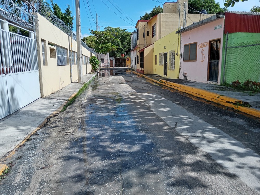 Fuga de agua hace que se pierda miles de litros cúbicos del vital líquido