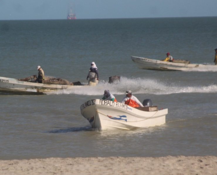 Sector pesquero ribereño afectado por incumplimiento de Pemex