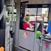Operadores de Va y Ven se transforman en Santa Claus y el Grinch para sorprender a todos los pasajeros