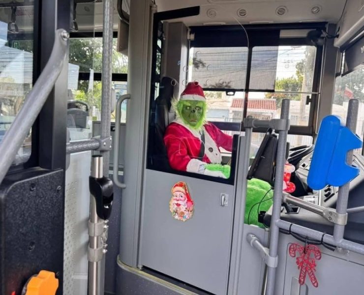Operadores de Va y Ven se transforman en Santa Claus y el Grinch para sorprender a todos los pasajeros