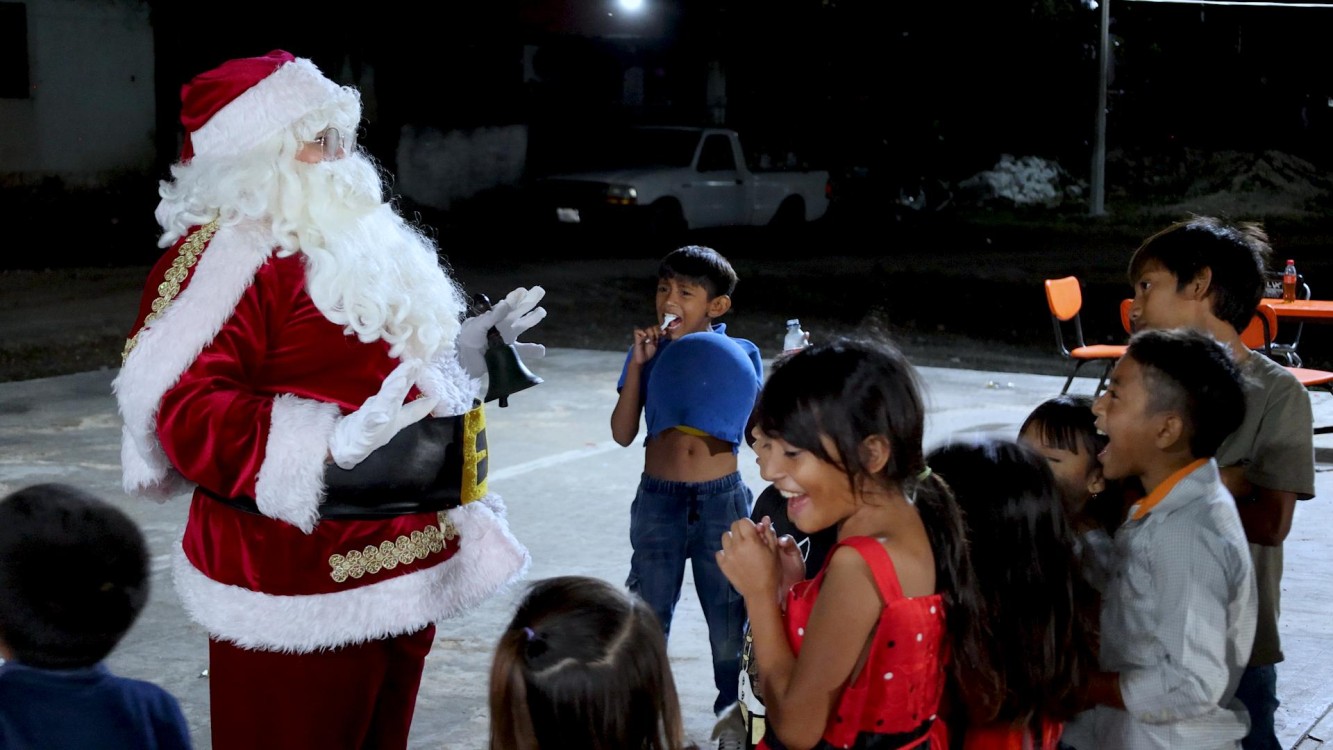 Verónica Camino Farjat lleva alegría a Onichén, Tunkás