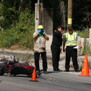Motociclista fallece atropellado por un camión en Caucel