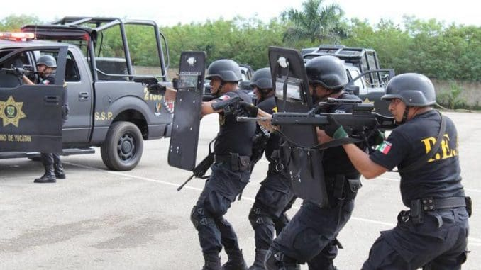 Policía de Yucatán jugando con disparar