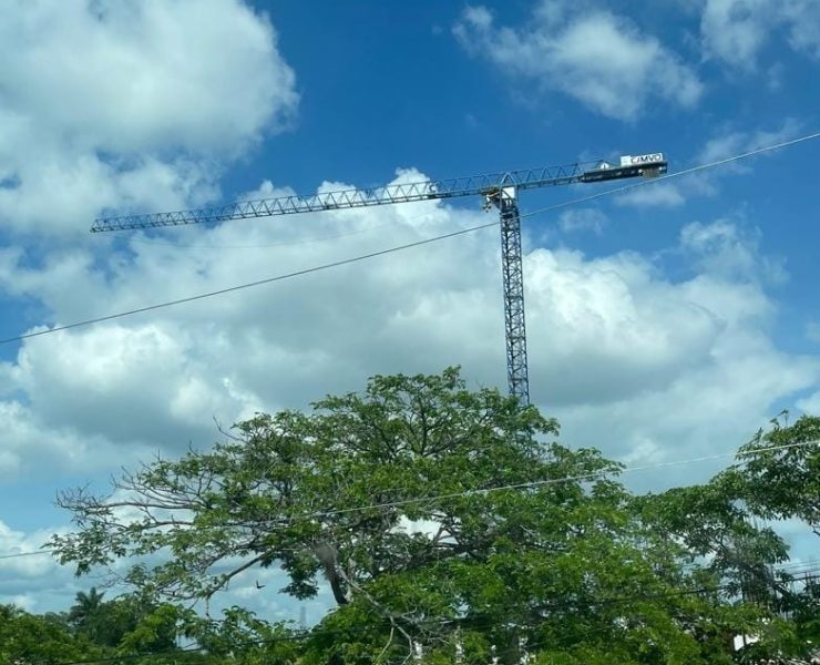 ¡Alerta en Montebello! Vecinos denuncian amenaza y peligro inminente por grúa abandonada desde hace 2 años
