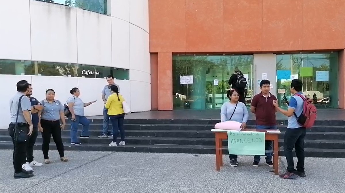 Protestan universitarios de la Unacar por aumento a aranceles