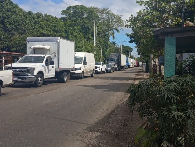 Bloquean carretera de Atasta