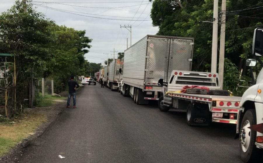 Bloquean carretera de Atasta