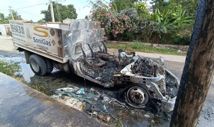 Se incendia un camión repartidor de gas en Kanasín