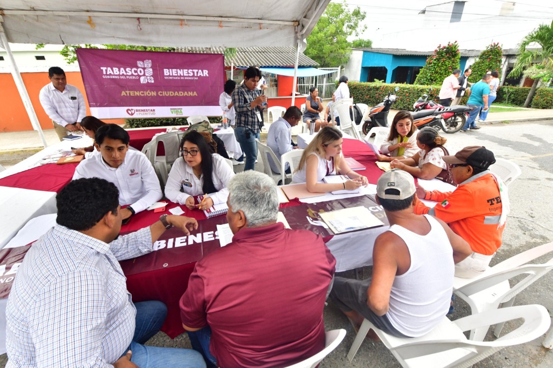 Entrega de tabletas a estudiantes