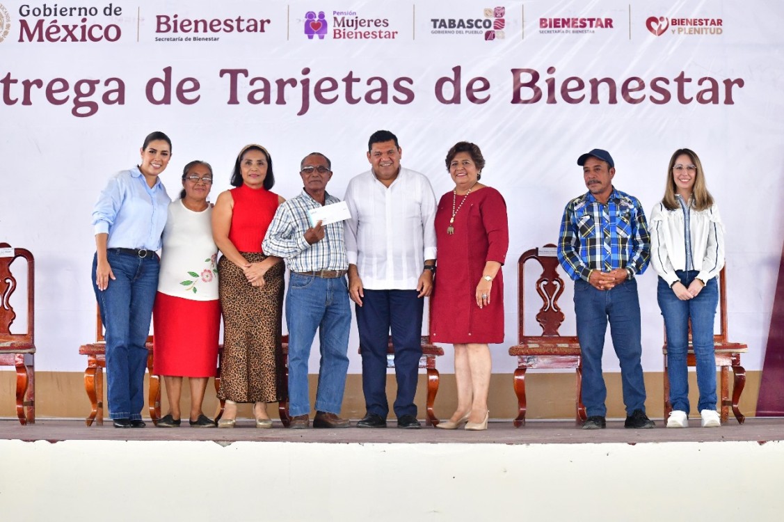 Entrega de tarjetas de Pensión Bienestar y certificados de vivienda