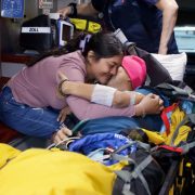 Erick Couoh regresa a casa para luchar por su vida: Un abrazo lleno de esperanza