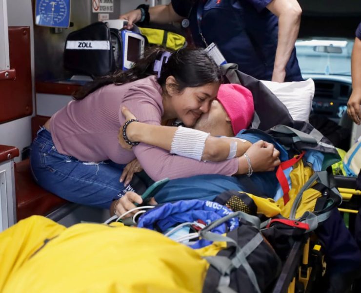 Erick Couoh regresa a casa para luchar por su vida: Un abrazo lleno de esperanza