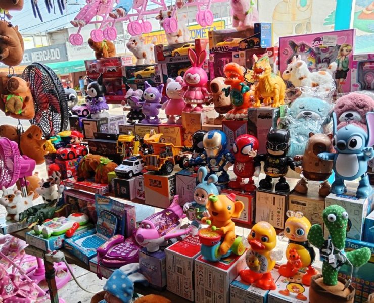 Locatarios invitan a diputados a comprar juguetes al mercado