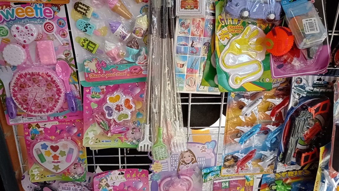 Locatarios  invitan a diputados a comprar juguetes al mercado