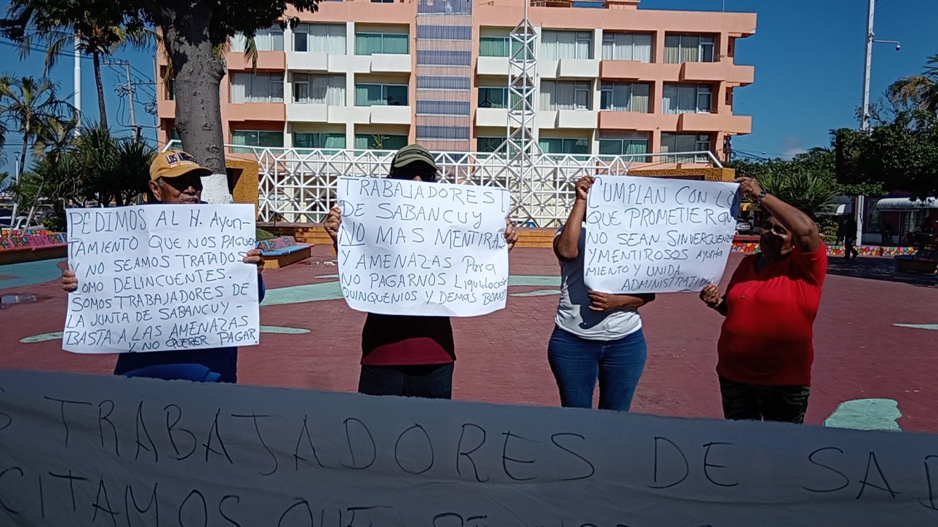 Manifestación de trabajadores de la Junta Municipal de Sabancuy