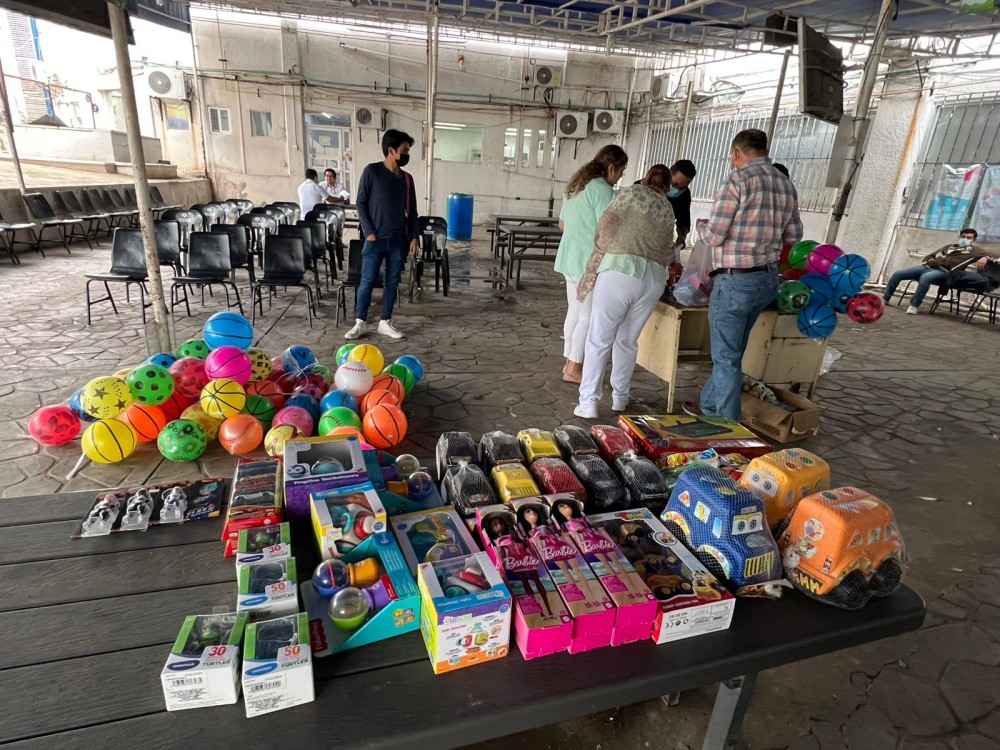 Infantes del Hospital del Niño reciben juguetes