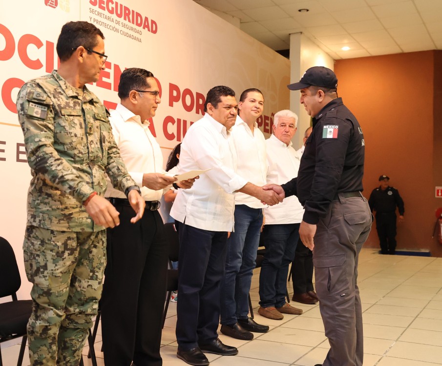 Javier May entrega reconocimientos a policías