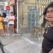 Mujer enferma de sus facultades agresiva y robachicos