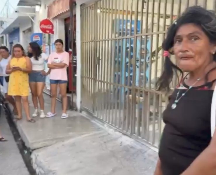 Mujer enferma de sus facultades agresiva y robachicos