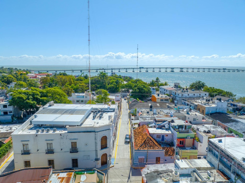 Diputado Manuel Espino sostiene dialogo con edil carmelita