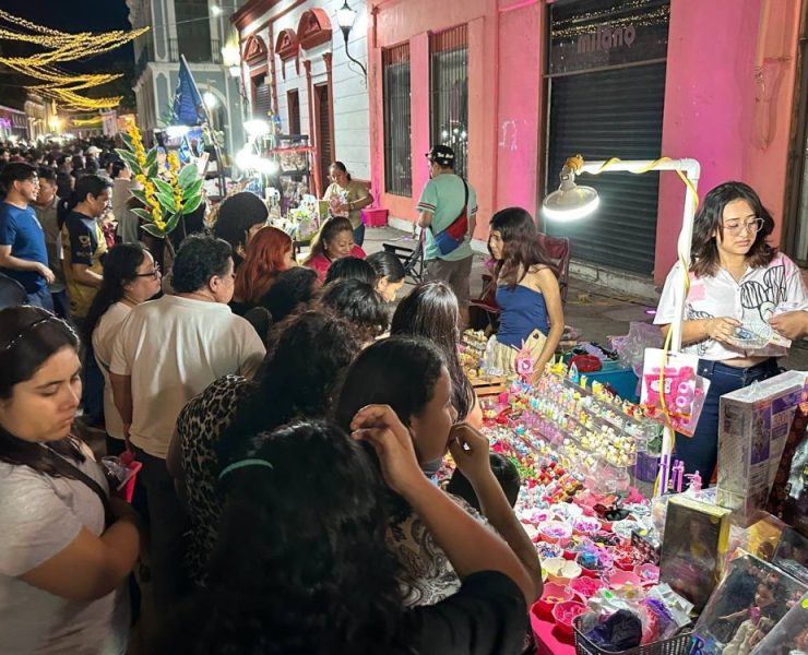 Los Reyes Magos compran juguetes en el Paseo Juárez y Mercado AFA