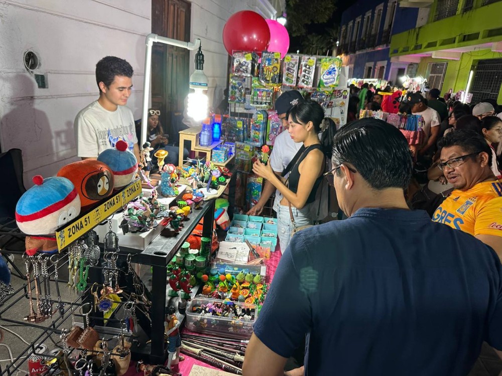 Los Reyes Magos compran juguetes en el Paseo Juárez y Mercado AFA