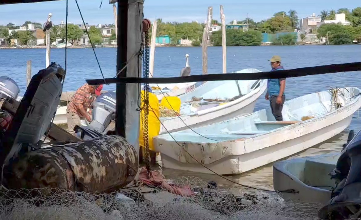 Roban lancha a pescadores y los abandonan en el mar