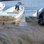 Roban lancha a pescadores y los abandonan en el mar
