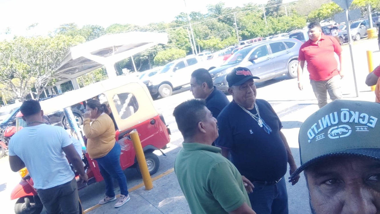 Mujer taxista se agarra a golpes con la conductora de pochimovil