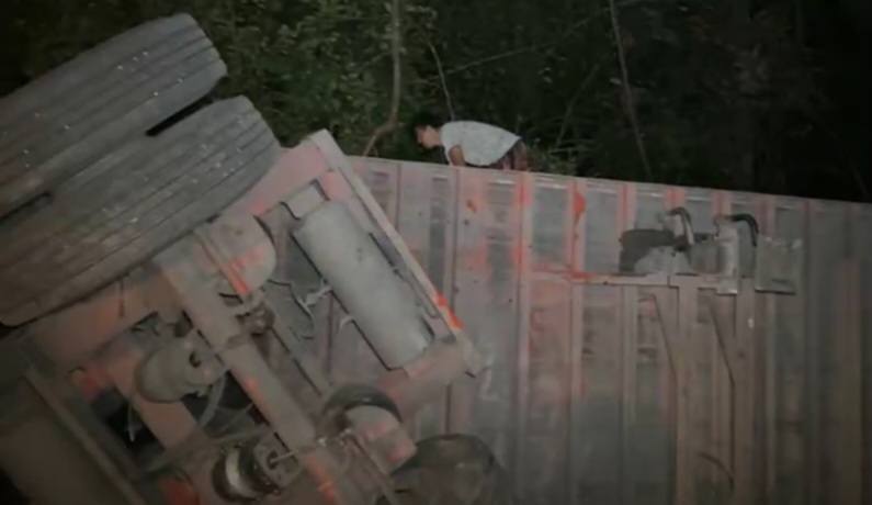 Atastecos rapiñan tráiler de cerveza