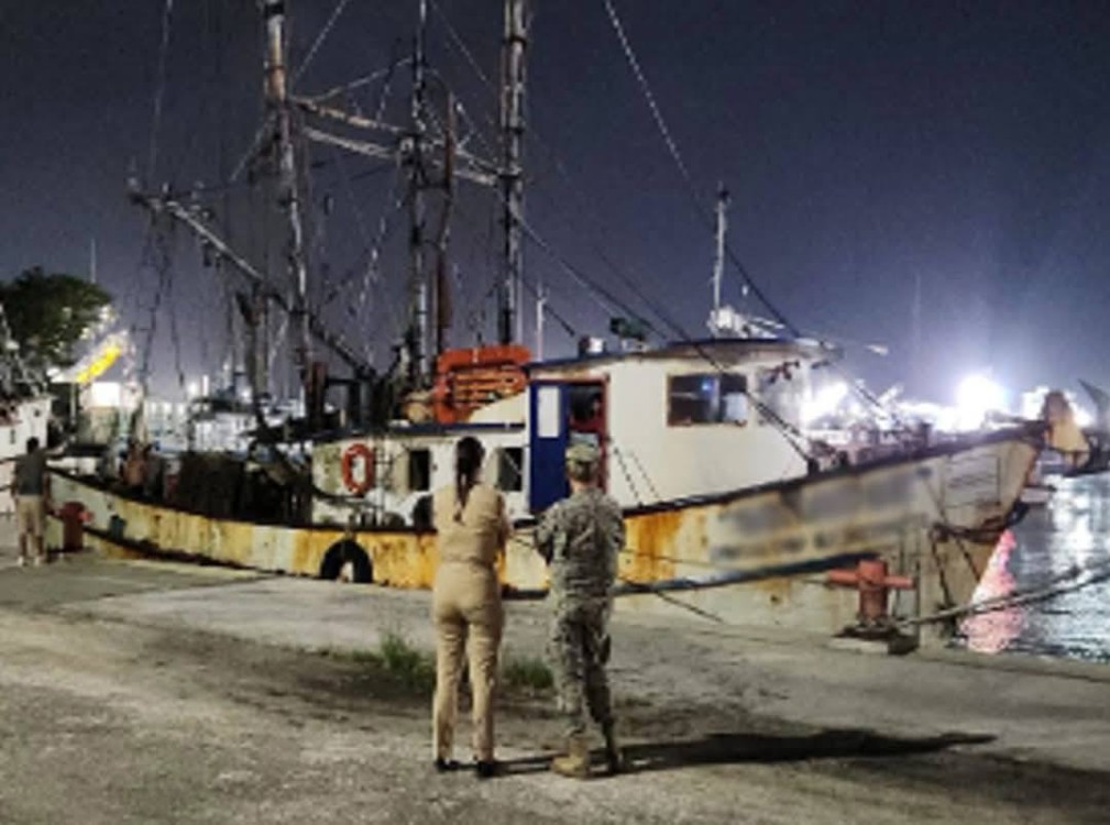 Marina asegura barco camaronero con 50 mil litros de combustible