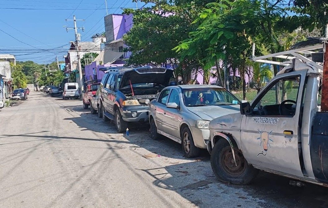 Limpian calles de vehículos chatarras en Ciudad del Carmen