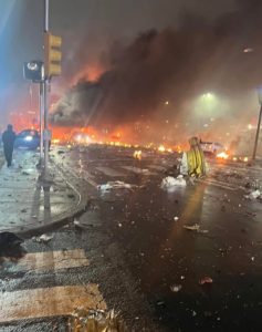 Escena del nuevo accidente aéreo en Estados Unidos: equipos de emergencia responden tras el impacto en Filadelfia.