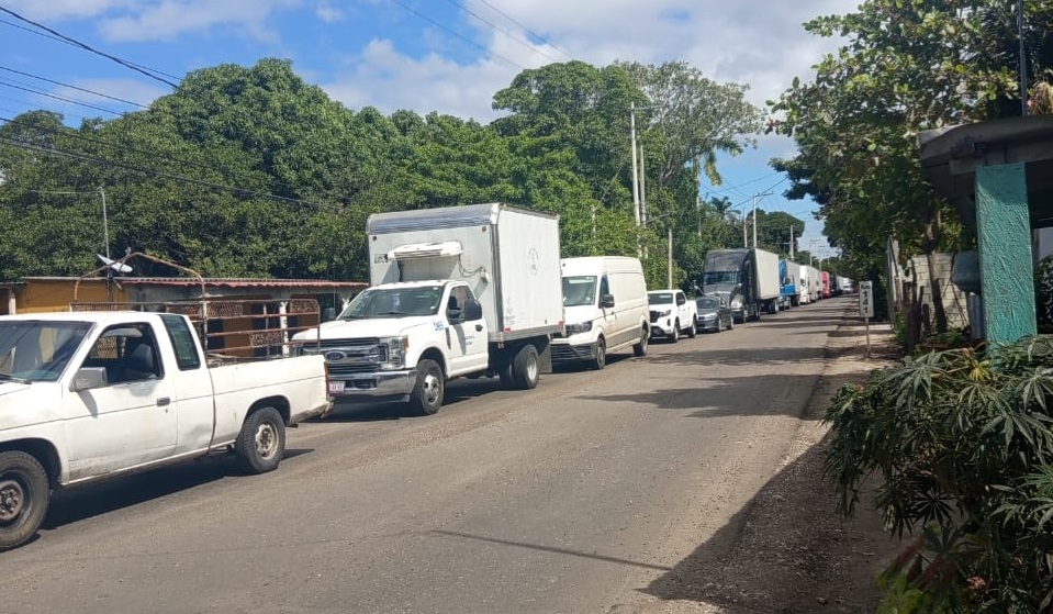 Bloquean carretera de Atasta
