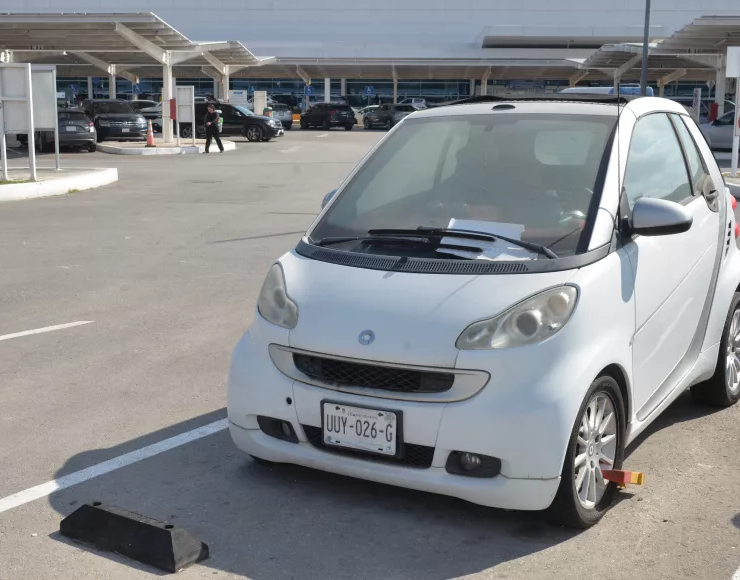 Auto abandonado por 1 año en aeropuerto de Mérida
