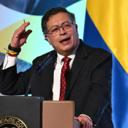 Petro pide a indocumentados regresar a Colombia