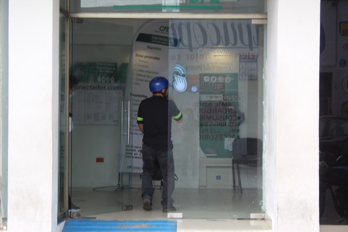 Variaciones de voltajes y tarifa alta de luz afectan a familias