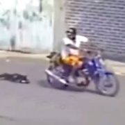 Captan en video a sujeto arrastrando a perrita en moto