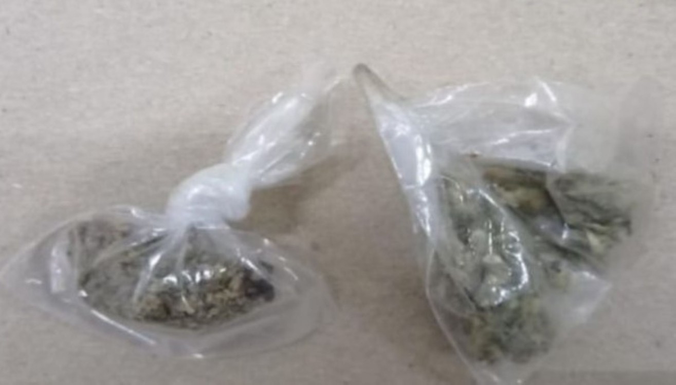 Aseguran a mujer con droga y dinero en Sabancuy