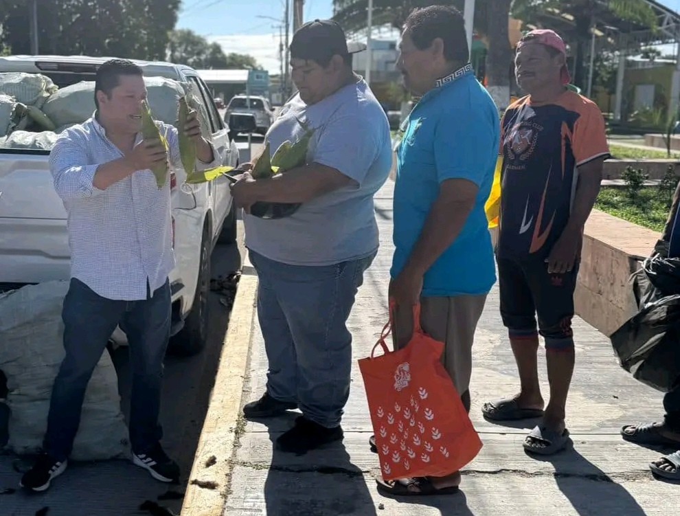 Con elotes inicia proselitismo político Luis César Marín Reyes