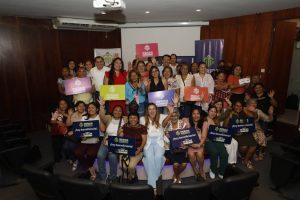 Cecilia Patrón entregando apoyos a las mujeres meridanas, impulsando el emprendimiento y la independencia económica en Mérida.