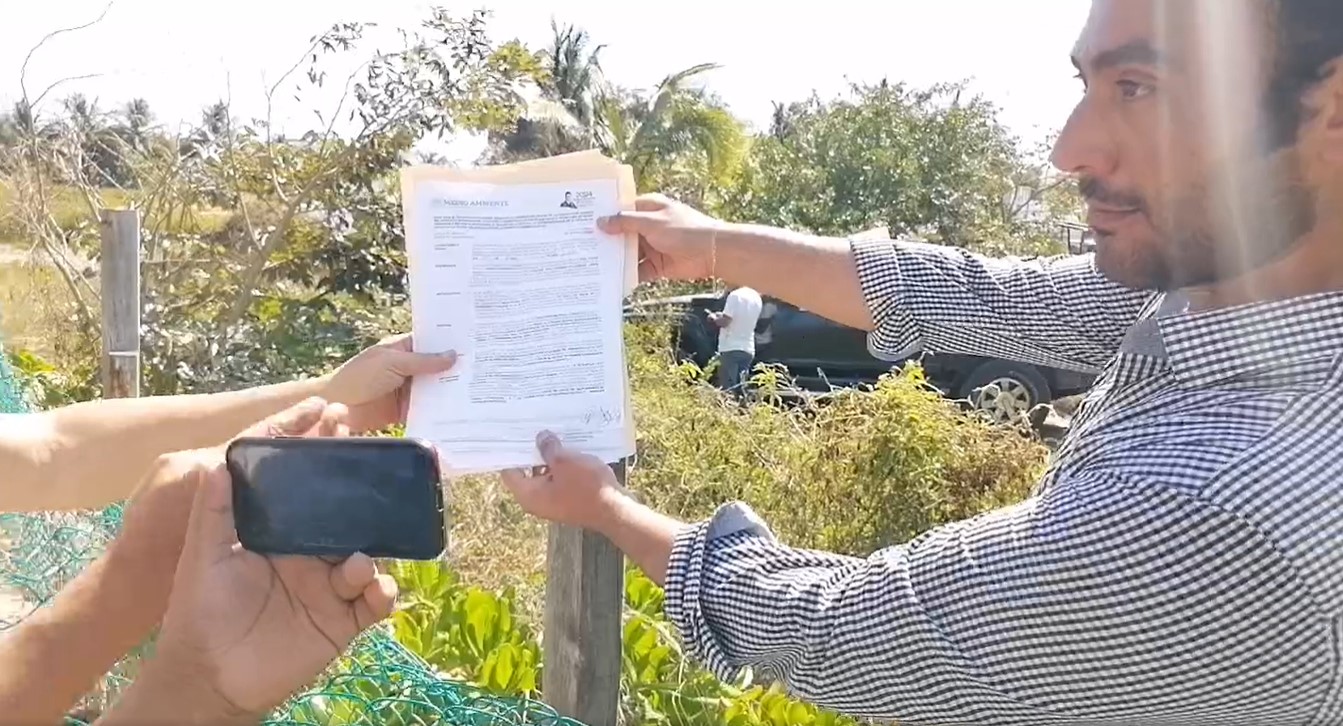 Ayuntamiento clausura construcción en Playa Norte de la prima de un exalcalde