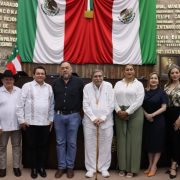 Dirigentes de CEE Morena Yucatán entregan Medalla "Héctor Victoria Aguilar" al profesor Ariel Avilés Marín