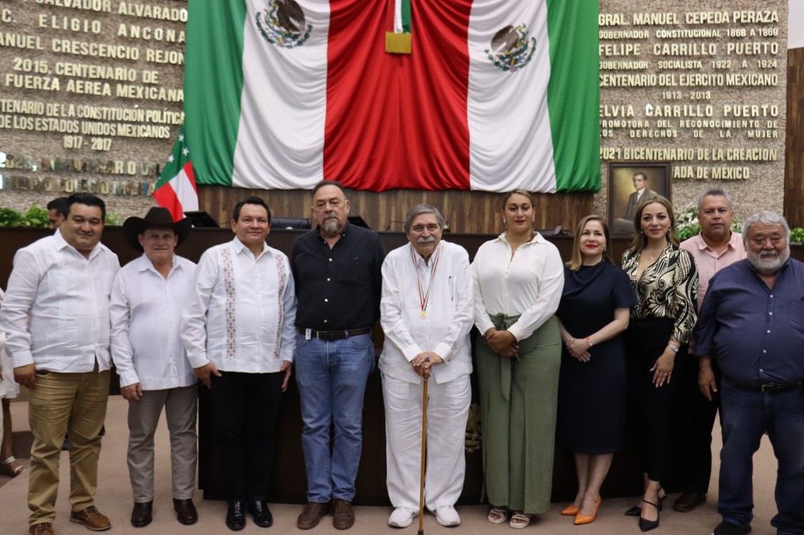 Dirigentes de CEE Morena Yucatán entregan Medalla "Héctor Victoria Aguilar" al profesor Ariel Avilés Marín